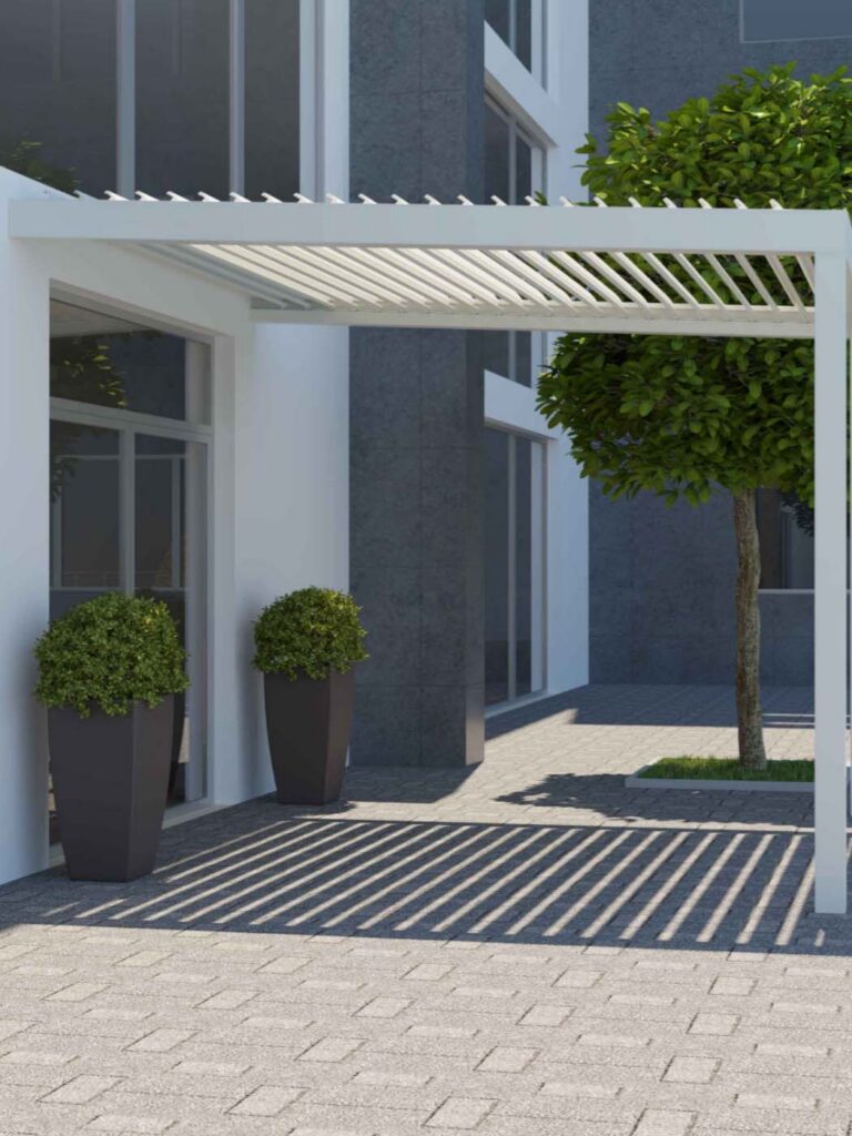Pergolato addossato alla facciata di una casa moderna sopra l'ingresso pavimentato