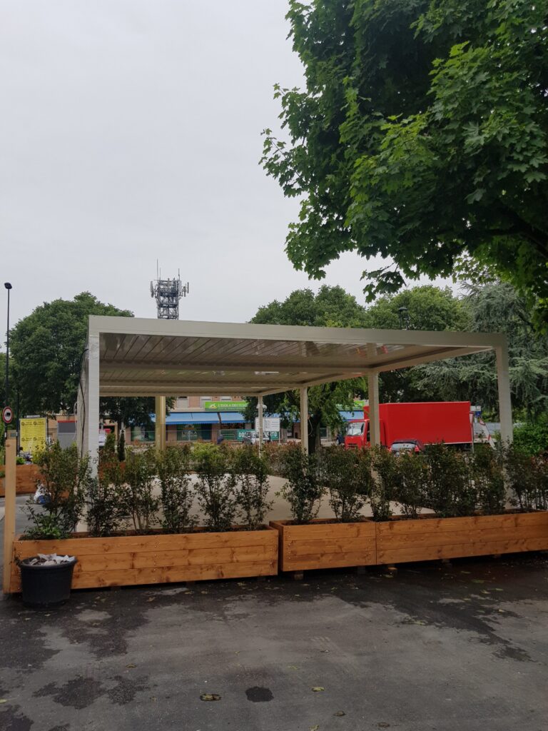 Gazebo in legno su misura con fioriere, installato nel patio di un giardino
