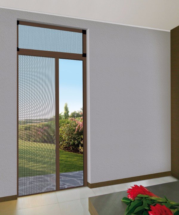 Zanzariera su misura installata su una finestra con vista sul giardino